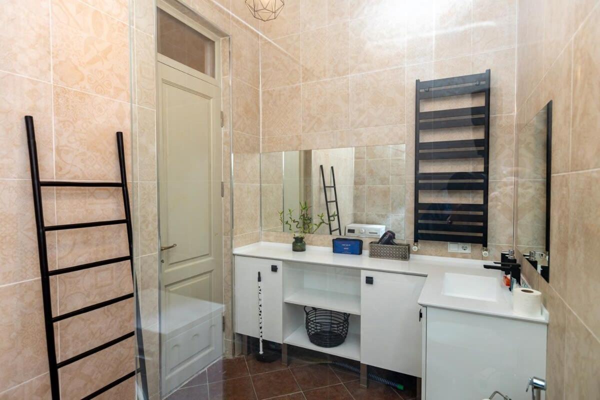Stylish 2Br Apt In The Heart Of Old Тбилиси Экстерьер фото