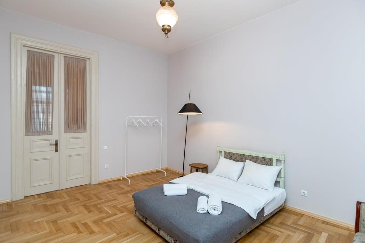 Stylish 2Br Apt In The Heart Of Old Тбилиси Экстерьер фото